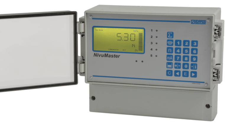 [Translate to English:] NivuMaster 5 Relais für die Messung von Füllstand, Volumen und Menge sowie zur Regelung von Pumpen und erweiterten Steuerungsaufgaben